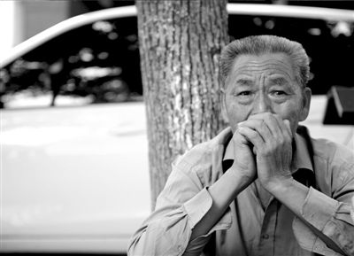 8月31日，李全朝的父亲提起儿子眼中含泪。《江淮晨报》供图