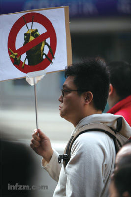 香港反内地游行队伍中，多见“蝗虫”标牌。香港知识界、传媒界对这种歧视性言行已多有质疑与批评。 （南方周末记者 王轶庶/图）