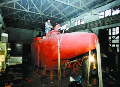 在这间破败的厂房里，张五一今年要交付三艘小潜艇。 