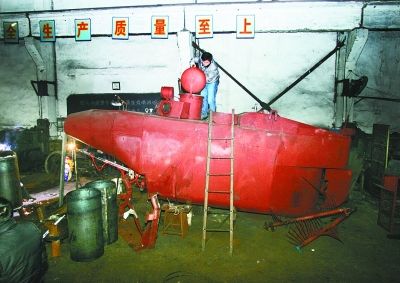 这艘小潜艇，张五一要在下个月交货。 