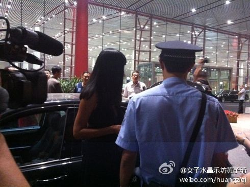 欲逃加拿大 张咪机场被捕