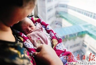襁褓中的孩子即将满月。霍健斌 摄
