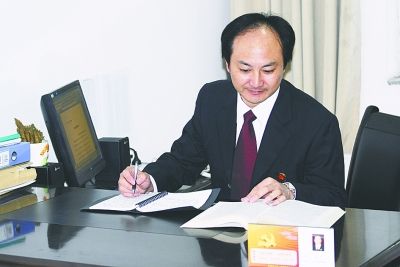 张宇在整理他的“黑皮书”。