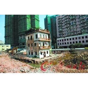 拆迁户孤守5年妥协 称曾被投活蛇恐吓