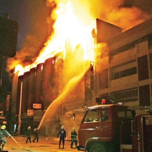 菲律賓華裔商場遭縱火 大門反鎖24死