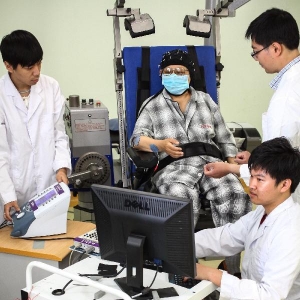 重大突破：国产纯意念控制机器人问世(组图)